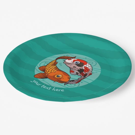 Zwei freundlicher Koi Carp Cartoon mit Text Pappteller (Schrägansicht)