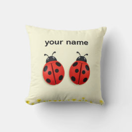 Zwei fröhliche Ladybugs auf einem gelben Hintergru Kissen