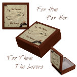 Zwei Fußspuren im Sand-Keepake Erinnerungskiste<br><div class="desc">Liebe am Strand. Zwei Fußspuren im Sand richten sich wie ein Kuss aus. Passen Sie diese hölzerne Sake-Geschenkboxen mit den Namen von Liebhabern für eine wirklich einzigartige und romantische Hochzeit oder Jubiläumsgeschenk an. Es ist auch ein liebevolles Geschenk für Ihren Ehemann, Ihre Ehefrau, Partner oder Liebhaber. Dieses Bild ist eine...</div>
