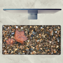 Zwei gefallene Blätter auf Nasskies fotografisch Schreibtischunterlage