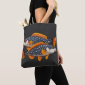 Zwei gefleckte Fische Tasche (Von Nahem)