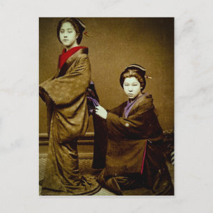 Zwei Geishas beim Anpassen eines Kimonos Vintage J Postkarte