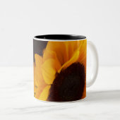 Zwei gelbe Sonnenblumen Zweifarbige Tasse (VorderseiteRechts)