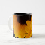 Zwei gelbe Sonnenblumen Zweifarbige Tasse (Vorderseite Links)