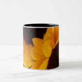 Zwei gelbe Sonnenblumen Zweifarbige Tasse (Mittel)