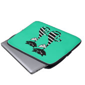 Zwei gestreifte schwarz-weiße Silhouette Katzen gr Laptopschutzhülle (Vorne Knopf)