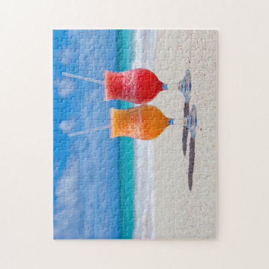 Zwei Getränke im Puzzle am Strand (Vertikal)