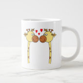 Zwei Giraffen mit den Herzen der roten Liebe. Cart Jumbo-Tasse (Rechts)