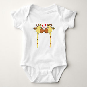 Zwei Giraffen mit roten Liebe-Herzen. Cartoon Baby Strampler
