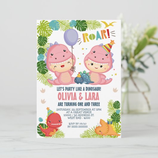 Zwei Girls Dinosaur Joint Birthday Einladung (Stehend Vorderseite)