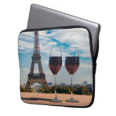 Zwei Glas Wein mit Eiffelturm Laptopschutzhülle (Vorderseite Links)