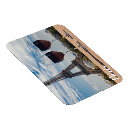 Zwei Glas Wein mit Eiffelturm Magnet (Rechte Seite)