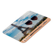Zwei Glas Wein mit Eiffelturm Magnet (Linke Seite)