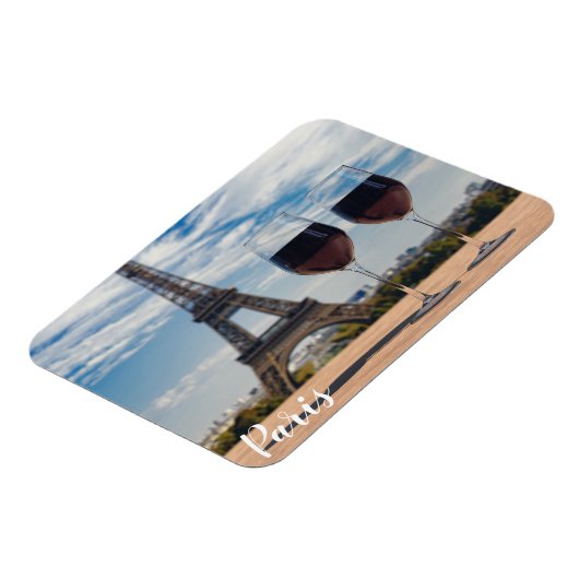 Zwei Glas Wein mit Eiffelturm Magnet (Linke Seite)