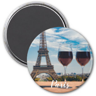 Zwei Glas Wein mit Eiffelturm Magnet
