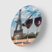 Zwei Glas Wein mit Eiffelturm Runde Wanduhr (Winkel)