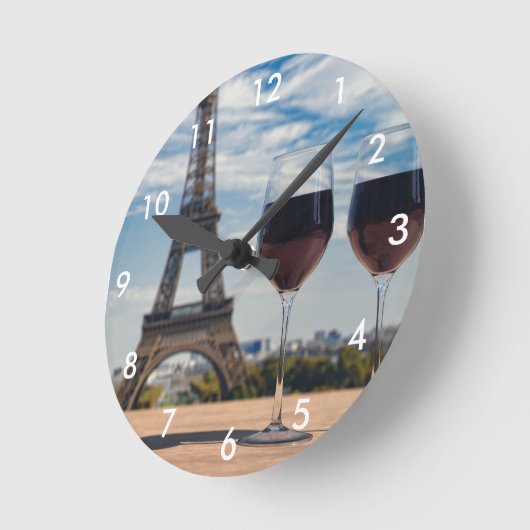 Zwei Glas Wein mit Eiffelturm Runde Wanduhr (Winkel)