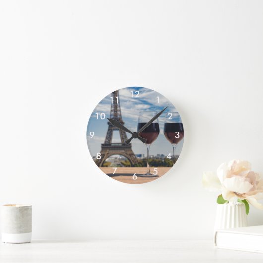 Zwei Glas Wein mit Eiffelturm Runde Wanduhr (Zuhause)