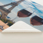 Zwei Glas Wein mit Eiffelturm Sherpadecke (3/4)