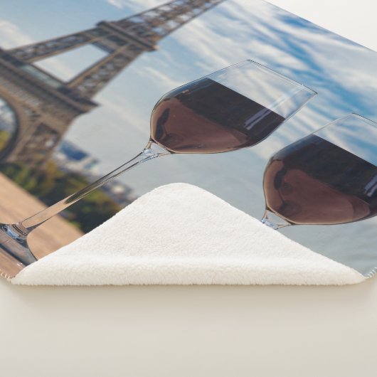 Zwei Glas Wein mit Eiffelturm Sherpadecke (3/4)