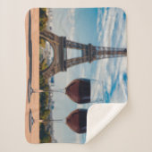 Zwei Glas Wein mit Eiffelturm Sherpadecke (Vorderseite)