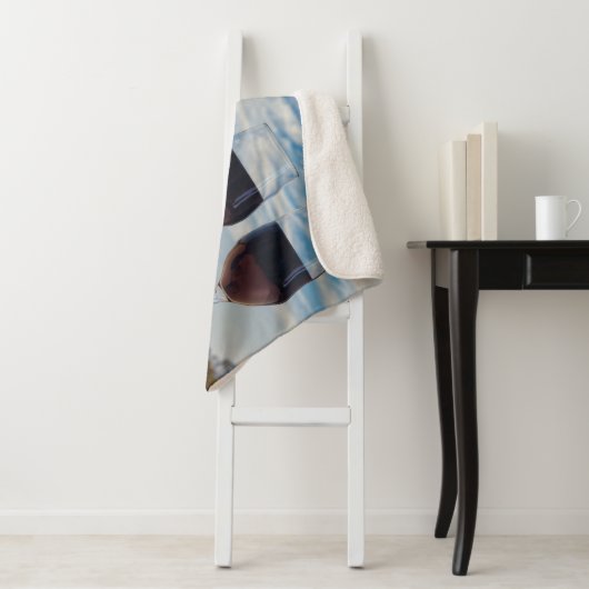 Zwei Glas Wein mit Eiffelturm Sherpadecke (Beispiel)