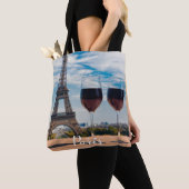 Zwei Glas Wein mit Eiffelturm Tasche (Von Nahem)