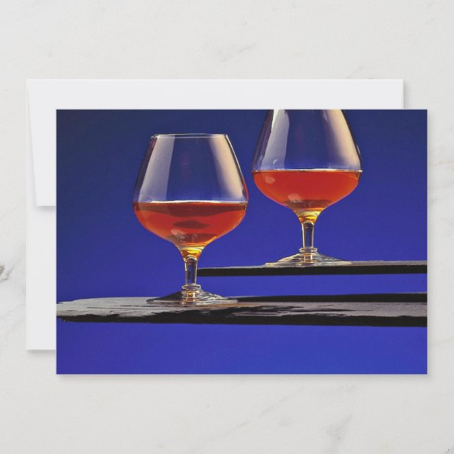 Zwei Gläser mit Brandy gefüllt (Vorderseite)