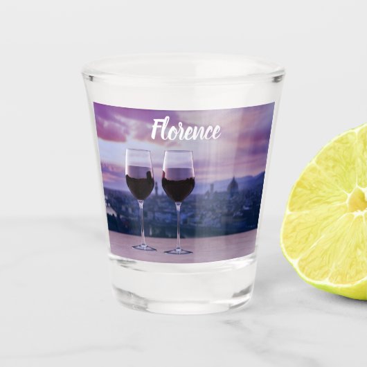 Zwei Gläser Rotwein auf der Silhouette von Florenz (Vorderseite)