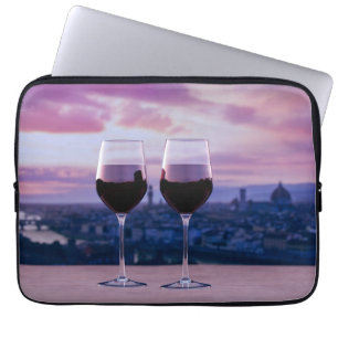 Zwei Gläser Rotwein auf der Silhouette von Florenz Laptopschutzhülle