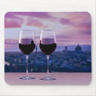 Zwei Gläser Rotwein auf der Silhouette von Florenz Mousepad