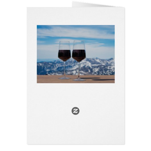 Zwei Gläser Rotwein gegen Berge (Hinten)