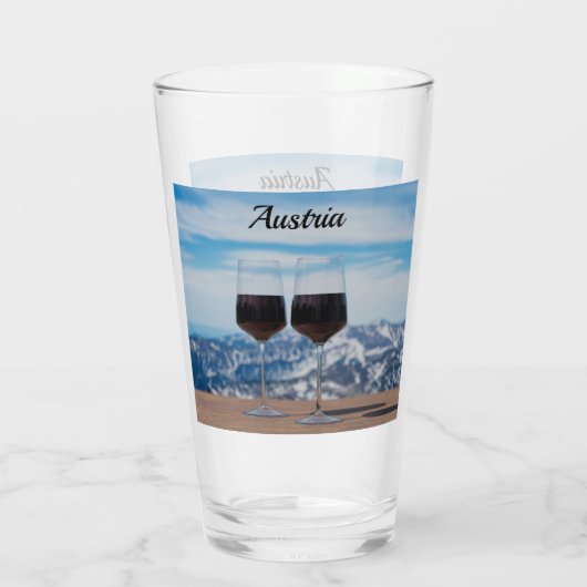 Zwei Gläser Rotwein gegen Berge (Rückseite)