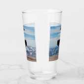 Zwei Gläser Rotwein gegen Berge (Rechts)