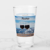 Zwei Gläser Rotwein gegen Berge (Vorderseite)