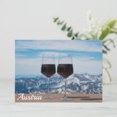Zwei Gläser Rotwein gegen Berge (Stehend Vorderseite)