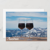 Zwei Gläser Rotwein gegen Berge (Vorne/Hinten)