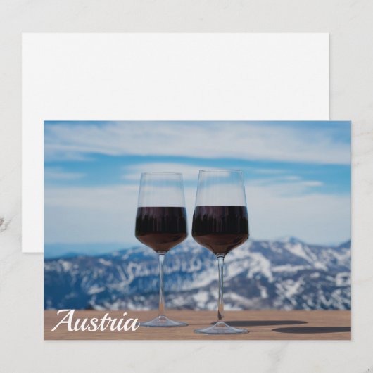 Zwei Gläser Rotwein gegen Berge (Vorne/Hinten)