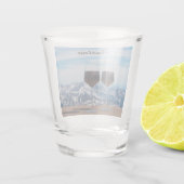 Zwei Gläser Rotwein gegen Berge (Rückseite)