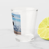 Zwei Gläser Rotwein gegen Berge (Rechts)