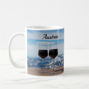 Zwei Gläser Rotwein gegen Berge Kaffeetasse