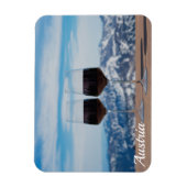 Zwei Gläser Rotwein gegen Berge Magnet (Vertikal)