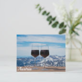 Zwei Gläser Rotwein gegen Berge Postkarte (Stehend Vorderseite)