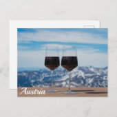 Zwei Gläser Rotwein gegen Berge Postkarte (Vorne/Hinten)