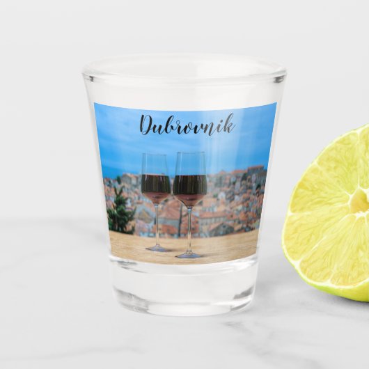 Zwei Gläser Rotwein mit Blick auf Dubrovnik (Vorderseite)
