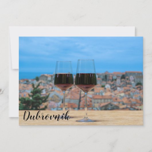 Zwei Gläser Rotwein mit Blick auf Dubrovnik (Vorderseite)