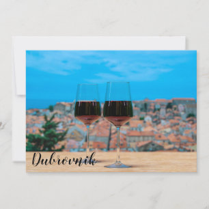 Zwei Gläser Rotwein mit Blick auf Dubrovnik