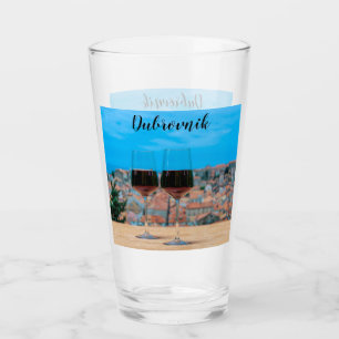 Zwei Gläser Rotwein mit Blick auf Dubrovnik