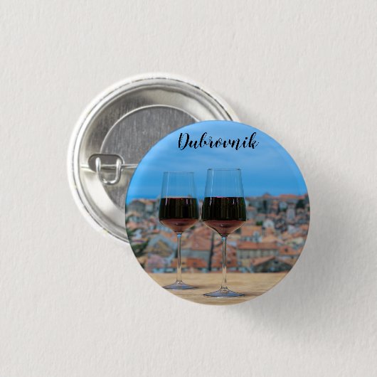 Zwei Gläser Rotwein mit Blick auf Dubrovnik Button (Vorne & Hinten)