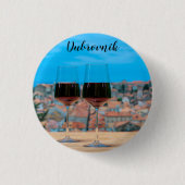 Zwei Gläser Rotwein mit Blick auf Dubrovnik Button (Vorderseite)